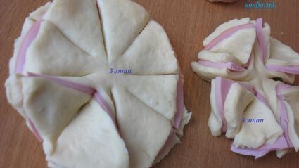 булочка-цветок с колбасой