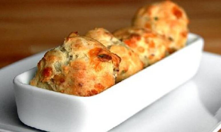 Рецепт булочки с беконом и сыром