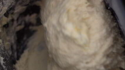 булочки с корицей в сметанной заливке