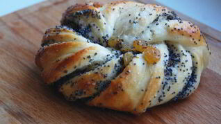Булочки с маком и изюмом