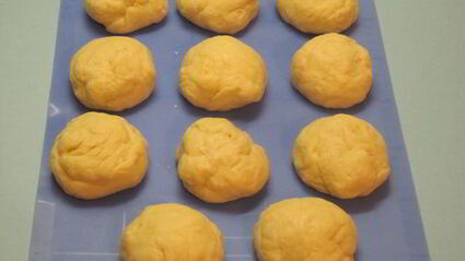 булочки с начинкой из чернослива и яблок