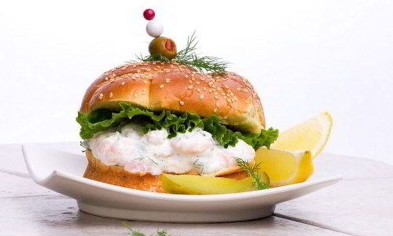 Рецепт булочки с салатом и креветками