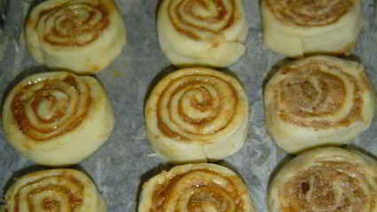 булочки с яблоками, изюмом и сгущенным молоком