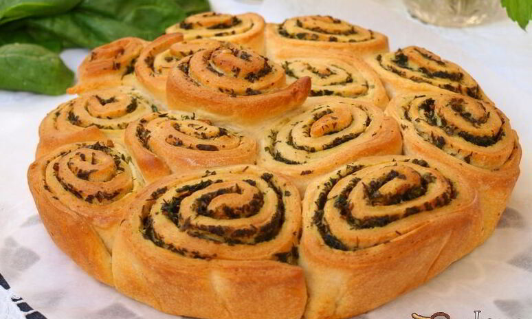 Рецепт булочки с зеленым соусом