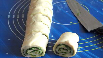 булочки с зеленым соусом