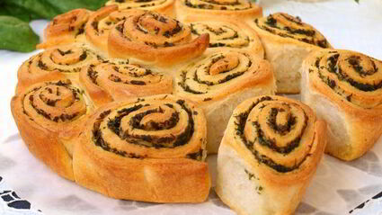 булочки с зеленым соусом