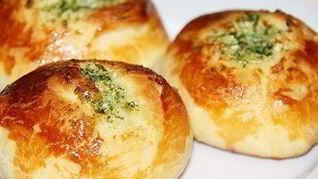 Чесночные булочки с зеленью