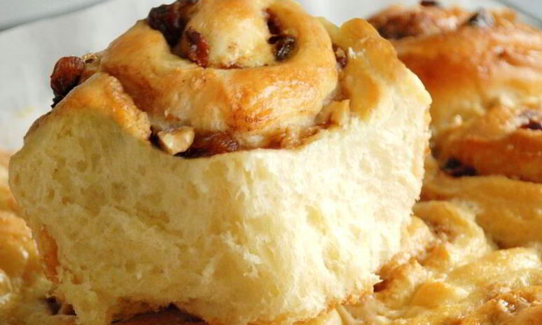 Рецепт дрожжевые булочки с корицей и сухофруктами на кефире