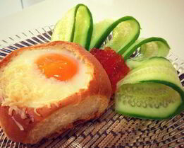 Глазунья в булочке с пармезаном и красной икрой