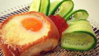 Глазунья в булочке с пармезаном и красной икрой