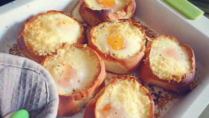 глазунья в булочке с пармезаном и красной икрой