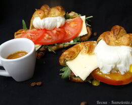 Круассан с яйцом пашот