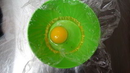 круассан с яйцом пашот