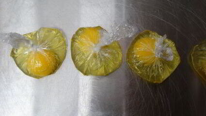 круассан с яйцом пашот