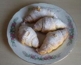 Круассаны с финиками и медом