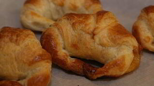 Круассаны с конфитюром и шоколадным сыром