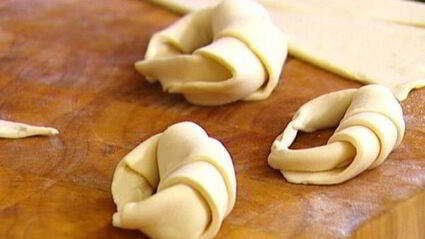 круассаны с конфитюром и шоколадным сыром