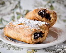 Круассаны с шоколадом из слоеного теста