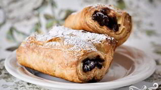 Круассаны с шоколадом из слоеного теста