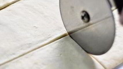 круассаны с шоколадом из слоеного теста