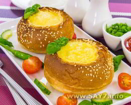 Овощи с яйцом, запеченные в булочке