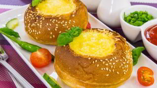 Овощи с яйцом, запеченные в булочке