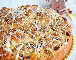 Праздничные марципановые булочки с сухофруктами