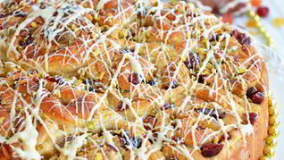 Праздничные марципановые булочки с сухофруктами