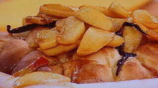 Сдобные заливные булочки с глазированным яблоком