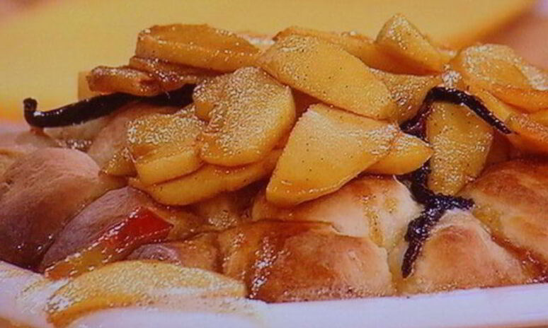 Рецепт сдобные заливные булочки с глазированным яблоком