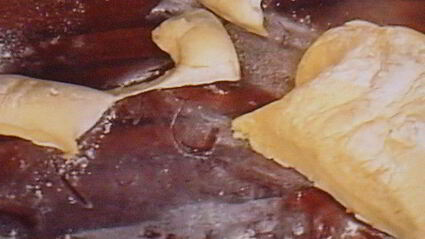 сдобные заливные булочки с глазированным яблоком