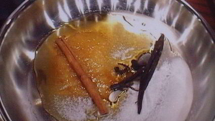 сдобные заливные булочки с глазированным яблоком