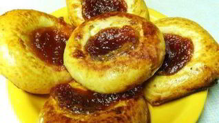 Творожная ватрушка с повидлом из дрожжевого теста