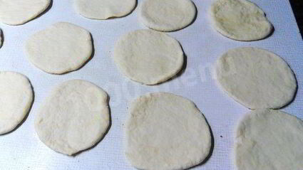 творожная ватрушка с повидлом из дрожжевого теста