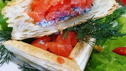 быстрые слойки с семгой