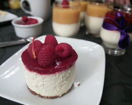 Мини-чизкейк из козьего сыра с малиной