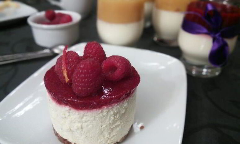 Рецепт мини-чизкейк из козьего сыра с малиной