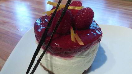 мини-чизкейк из козьего сыра с малиной