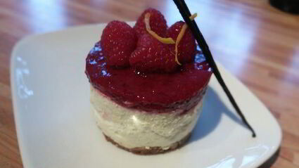 мини-чизкейк из козьего сыра с малиной