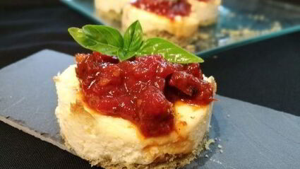 мини-чизкейки с томатным мармеладом