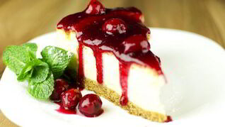 Праздничный чизкейк с вишней