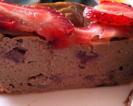 Шоколадный чизкейк с клубникой