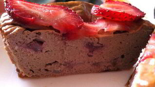 Шоколадный чизкейк с клубникой