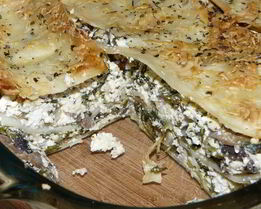 Греческая выпечка с сыром, шпинатом и грибами