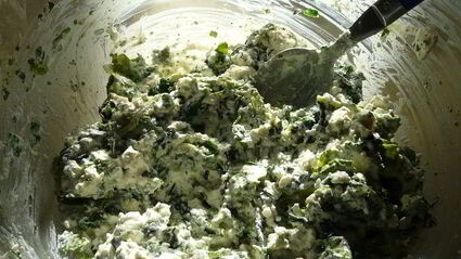 греческая выпечка с сыром, шпинатом и грибами