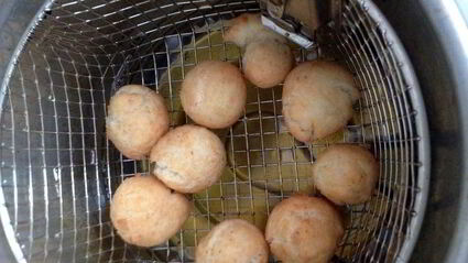 кастаньоли — жареные шарики из сладкого теста