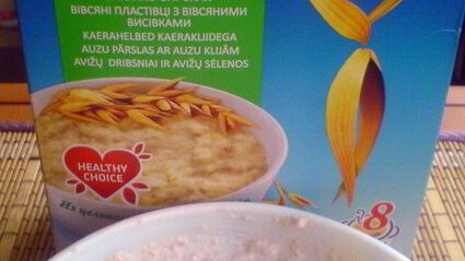 фруктовые кексы с лимонной глазурью и печенье золотистое с овсяными хлопьями