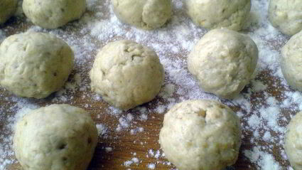 фруктовые кексы с лимонной глазурью и печенье золотистое с овсяными хлопьями