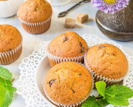 Йогуртовые вишневые кексики с шоколадной крошкой