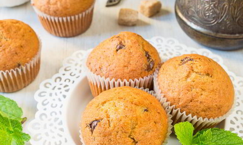 Рецепт йогуртовые вишневые кексики с шоколадной крошкой